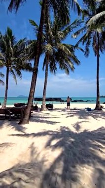 Tayland 'daki Koh Kham Adası' nın dingin güzelliğini nefes kesici beyaz kumlu plajları ve sallanan palmiye ağaçları ile yaşayın. Mükemmel bir kaçış için turkuaz suların ve huzurlu çevrenin tadını çıkarın..