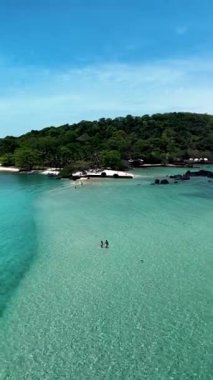 Rahatlayın ve Tayland 'daki Koh Kham Adası' nın çarpıcı güzelliğinin tadını çıkarın. Kristal berrak sular ve yemyeşil yeşillik doğa severler ve macera arayanlar için mükemmel bir kaçış sağlar..