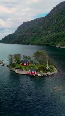 Lovrafjorden Norveç 'in sakin sularında görkemli yeşil tepeler tarafından çerçevelenmiş küçük bir adada tuhaf bir kırmızı kulübe bulunur. Doğanın güzelliği bu huzurlu kaçamağı sarıp sarmalıyor, rahatlatıyor..