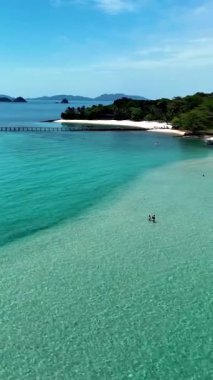 Tayland 'da sakin bir kaçış yeri olan Koh Kham Adası' nın el değmemiş sularını ve yumuşak kumlarını keşfedin. Bereketli manzaraları, sakin plajları, tatilde olan birkaç beyaz erkek ve Asyalı kadını keşfedin.