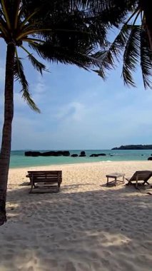 Tayland 'daki Koh Kham Adası' nın huzurlu güzelliğini keşfedin. Beyaz kumlu plajlar palmiye ağaçlarıyla kaplı. Ziyaretçileri manzaralı bir ortamda rahatlamaya davet ediyorlar..