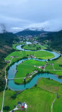 Stryn, Norveç 'in canlı manzarası kıvrımlı nehirler ve canlı yeşil alanlar sergiliyor. Görkemli dağların arasına yerleşmiş bu sakin yer Norveç güzelliğinin ve huzurunun özünü yakalıyor..