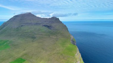 Faroe Adaları 'ndaki Atlantik Okyanusu' ndan yükselen görkemli Traelanipa uçurumunu keşfedin. Bu olağanüstü yer yemyeşil manzaraları ve nefes kesici kıyı manzaralarını sergiliyor..