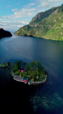 Lovrafjorden Norveç 'teki bu sakin adada, sakin sular ve görkemli dağlarla çevrili, yemyeşil yemyeşil kulübeler bulunmaktadır. Doğa aşıkları ve maceracılar için mükemmel..
