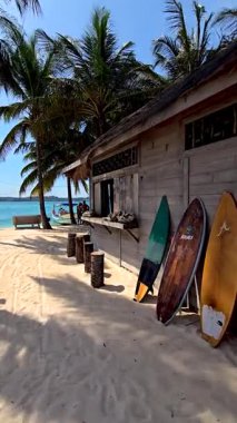 Göz kamaştırıcı Koh Kham Adası manzarası kristal berrak sular, yumuşak kumlu plajlar ve canlı palmiye ağaçları sergiliyor. Tayland 'ın Trat bölgesinde rahatlama ve macera için mükemmel bir yer..