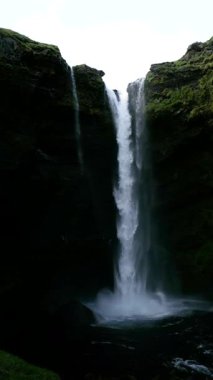 Kvernufoss şelalesi İzlanda 'daki kayalık uçurumlara çarpıcı bir şekilde düşer, yemyeşil çimlerle çevrilidir. Huzurlu bir atmosfer bu doğal cennette keşfe ve meraka davetiye çıkarır..