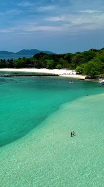 Kristal berrak sular ve yumuşak beyaz kumsallar Koh Kham Adası 'nda bekliyor. Bir çift sıcak güneş ışığından, canlı deniz yaşamından ve huzur dolu çevreden hoşlanır. Rahatlamak ve keşfetmek için mükemmeldir..