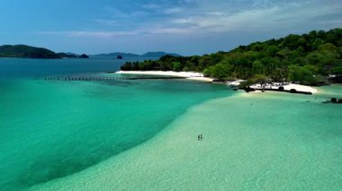 Tayland 'da gizli bir mücevher olan Koh Kham Adası' nın çarpıcı, yumuşak beyaz kumlarını ve berrak mavi sularını keşfedin. Huzurlu bir ortam ve yemyeşil, huzurlu bir kaçış için mükemmel..