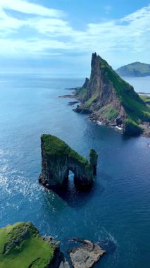 Kristal berrak suların üzerinde yükselen dramatik uçurumların olduğu Faroe Adaları 'nın çarpıcı sahil şeridini deneyin. Bu büyüleyici manzara saf güzellik ve sükuneti gözler önüne seriyor..