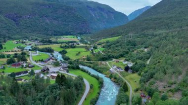 Norveç 'in göbeğine yerleşen Fortun, engebeli tepeleri, akan nehri ve yüksek dağlarıyla büyüleyici manzaralar sergiliyor..