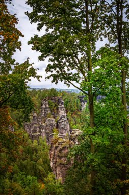 Dresden ve Elbe nehri kıyısındaki Saksonya, Almanya 'daki ulusal park Sakson İsviçre' deki Kurort Rathen köyü yakınlarındaki Bastei kumtaşı sütunları üzerinde panoramik kuş manzarası