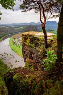 Dresden ve Elbe nehri kıyısındaki Saksonya, Almanya 'daki ulusal park Sakson İsviçre' deki Kurort Rathen köyü yakınlarındaki Bastei kumtaşı sütunları üzerinde panoramik kuş manzarası