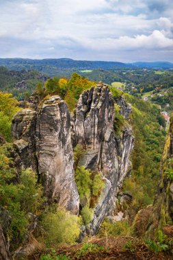 Dresden ve Elbe nehri kıyısındaki Saksonya, Almanya 'daki ulusal park Sakson İsviçre' deki Kurort Rathen köyü yakınlarındaki Bastei kumtaşı sütunları üzerinde panoramik kuş manzarası