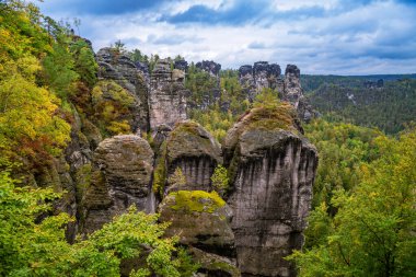 Dresden ve Elbe nehri kıyısındaki Saksonya, Almanya 'daki ulusal park Sakson İsviçre' deki Kurort Rathen köyü yakınlarındaki Bastei kumtaşı sütunları üzerinde panoramik kuş manzarası