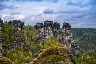 Dresden ve Elbe nehri kıyısındaki Saksonya, Almanya 'daki ulusal park Sakson İsviçre' deki Kurort Rathen köyü yakınlarındaki Bastei kumtaşı sütunları üzerinde panoramik kuş manzarası