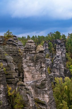 Dresden ve Elbe nehri kıyısındaki Saksonya, Almanya 'daki ulusal park Sakson İsviçre' deki Kurort Rathen köyü yakınlarındaki Bastei kumtaşı sütunları üzerinde panoramik kuş manzarası