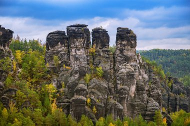 Dresden ve Elbe nehri kıyısındaki Saksonya, Almanya 'daki ulusal park Sakson İsviçre' deki Kurort Rathen köyü yakınlarındaki Bastei kumtaşı sütunları üzerinde panoramik kuş manzarası