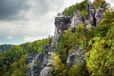 Dresden ve Elbe nehri kıyısındaki Saksonya, Almanya 'daki ulusal park Sakson İsviçre' deki Kurort Rathen köyü yakınlarındaki Bastei kumtaşı sütunları üzerinde panoramik kuş manzarası