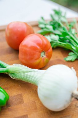 Tahta arka planda taze sebzeler