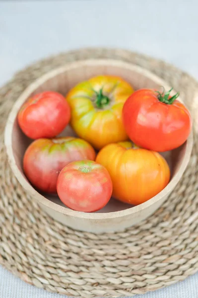 白い背景のバスケットの中の新鮮な赤いトマト — ストック写真