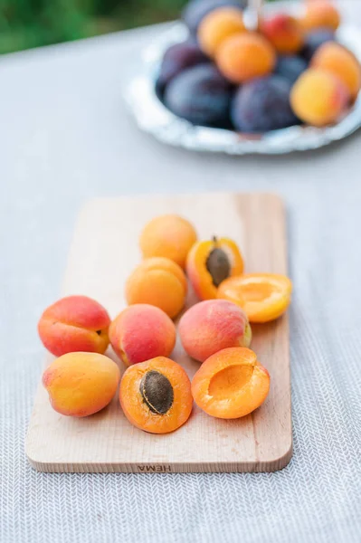 Fresh Ripe Peaches Plate Wooden Table — Stock Photo, Image