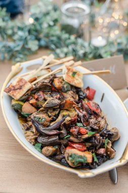 Ahşap bir masada ızgara tavuk budu.