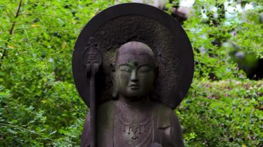 Gokoku-ji Budist Tapınağı yakınlarındaki Büyük Güneş Buda 'sı Dainichi Norai' nin bronz heykeli. Ikebukuro, Tokyo, Japonya