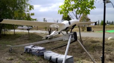 Modern bir insansız hava aracı. Havaalanında uzun kanatlı bir roketatar. Askeri keşif için modern bir dron..