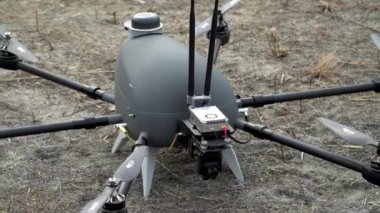 Yerdeki yüksek teknolojili bir Ukrayna sekizgen helikopteri keşif ve gözetlemeye hazır. Bu İHA askeri keşif, özel operasyonlar, düzeltme ve gözetim için kullanılır..
