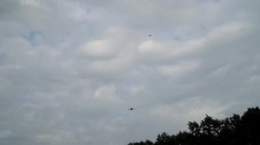 Gökyüzündeki modern Ukrayna dronları gri bulutların arka planına karşı. İstihbarat toplama.