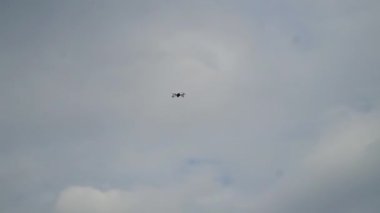 Askeri keşif ve insansız hava aracıyla gözetleme. Gökyüzünde uçan modern bir Ukrayna İHA 'sı. İstihbarat toplama.