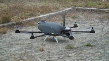 Hava gözetimi. Sekiz pervaneli modern bir Ukrayna sekizgen helikopteri iniyor..