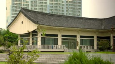 Chungju, Güney Kore - 10 / 10 / 2022: Geleneksel Kore mimarisi. Kore mimarisinin tipik elementlerine sahip bir bina. Eğri kenarlı çatılar ve ahşap sütunlar..