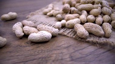 Arachis hipogaea: yakın. Çuval bezi kabuğundaki doğal fıstıklar: kaba yüzey, detaylı doku, doğal desen