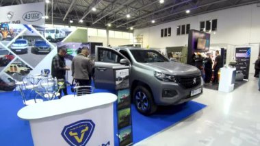 Kyiv, Ukrayna - 4 Ekim 2024: Modern güvenlik teknolojileri sergisinde zırhlı özel amaçlı off-road aracı. Çağdaş Güvenlik Teknolojileri Sergisi 2.0.