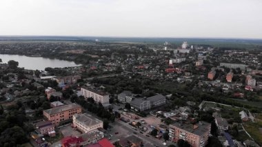 Hava görüntüsü. Küçük Ukrayna kasabasının mimarisi ve doğası. Skvyra Şehri, Kyiv oblast, Ukrayna.