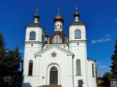 Yükseliş Kilisesi: 19. yüzyılın Ukrayna Barok Mimarisi. Parlak Mavi Gökyüzü Altında Altın Haçlı Beyaz Kilise. Kozeletler, Ukrayna
