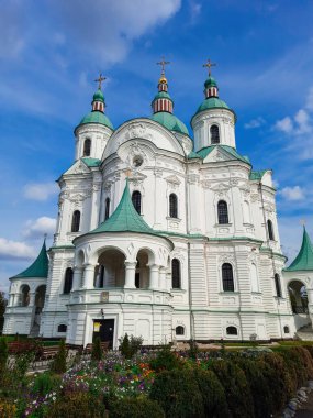 Yeşil ve altın kubbeli tarihi katedral. Ukrayna Barok tarzında Bakire Katedrali 'nin Doğuşu. Kozelets, Chernihiv bölgesi, Ukrayna