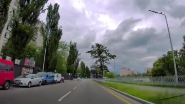 Kyiv, Ukrayna - 20 Temmuz 2024: Rusanivka yerleşim bölgesi. Bisiklet yolu, konut binaları ve bulutlu gökyüzünün altındaki yeşillik..