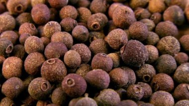 Doğal Allspice Berries: Doku ve Şekil (Pimenta). Yakın plan.