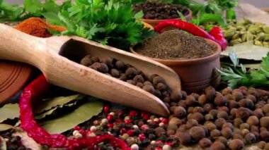 Lezzetli Bulaşıklar için Renkli Baharat ve Bitkiler: Allspice, zerdeçal, Chili ve Taze Yeşiller
