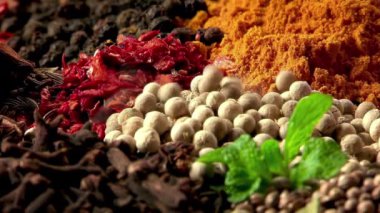 Mutfak kreasyonları için canlı baharat karışımı: zerdeçal, kimyon, kakule ve biber. Yakın plan.