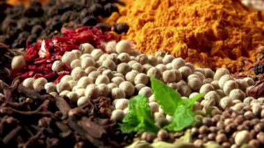 Parlak baharat karışımı. Yakın plan. Zerdeçal, kimyon, kakule ve biber. Yemek pişirmek için çeşitli baharat ve baharatlar.