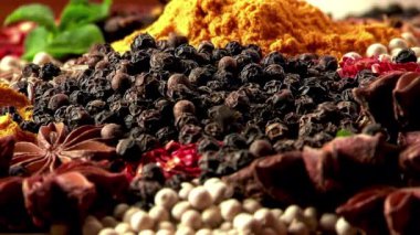 Doğal baharatların ayrıntılı yakın çekimi: Doğal Allspice Berries: Doku ve Şekil