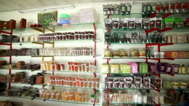 Hindistan 'daki geleneksel baharat dükkanı çeşitli aromatik baharatlar, otlar ve baharatlar sunuyor. Yemek ve kozmetik için doğal malzemelerin renkli seçimi