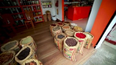 Geleneksel Hint baharat dükkanı: ahşap zeminde aromatik baharatlar, otlar ve kurutulmuş malzemelerle dolu poşetler.. 