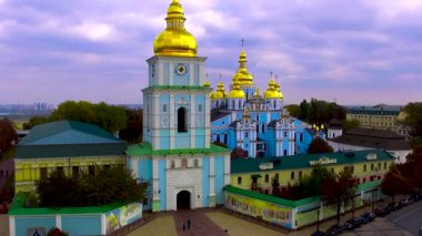 Kyiv, Ukrayna 18 Kasım 2024: Sonbahar gökyüzünün altında altın kubbeleri parlayan Aziz Michaels Altın Kubbe Manastırı. Hava görünümü