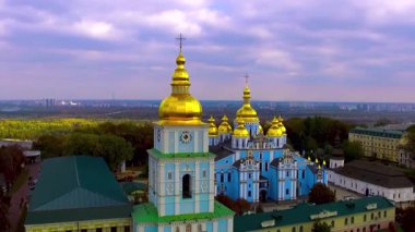 Kyiv, Ukrayna 18 Kasım 2024: Sonbaharda St. Michaels Altın Kubbeli Manastırı 'nın havadan görünüşü, ünlü Ortodoks simgesi