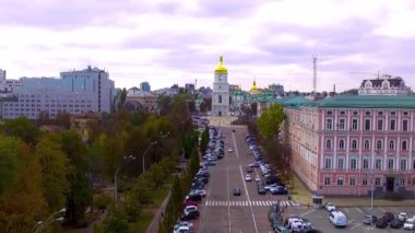 Kyiv, Ukrayna - 20 Kasım 2024: Sophia Meydanı ve St. Sophia Katedrali 'nin Altın Kubbeleri Sonbahar Kyiv' e karşı. Kyiv 'in tarihi şehir merkezi