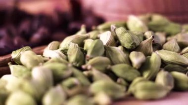 Kahve kompozisyonu: aromatik kahve için doğal malzemeler - kavrulmuş kahve çekirdekleri, tarçın çubukları ve yeşil kakule.